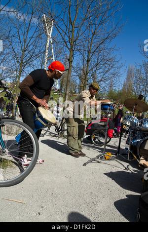 Batteurs dans le mur de Berlin ( Parc Mauerpark) à Berlin sur un dimanche après-midi ensoleillé Allemagne Banque D'Images