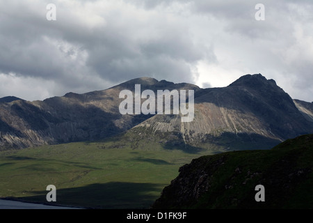 Une partie de la crête principale Cuillin y compris Sron na Ciche Sgurr Alasdair et Sgurr nan Eag du Rubh Dunain un sentier Banque D'Images