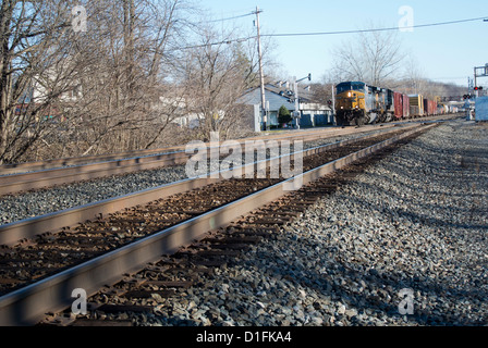 Le train de marchandises arrivant en sens inverse. Banque D'Images