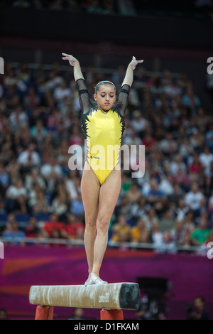 Andreea Larisa Iordache (ROM) en compétition durant les Women's Poutre au final des Jeux Olympiques d'été de 2012, Londres, Angleterre. Banque D'Images