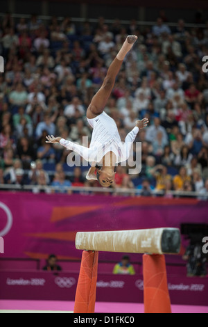 Gabrielle Douglas (USA) en compétition durant les Women's Poutre au final des Jeux Olympiques d'été de 2012, Londres, Angleterre. Banque D'Images