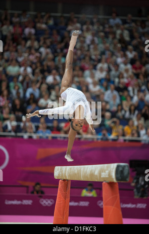 Gabrielle Douglas (USA) en compétition durant les Women's Poutre au final des Jeux Olympiques d'été de 2012, Londres, Angleterre. Banque D'Images