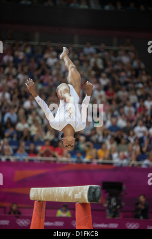 Gabrielle Douglas (USA) en compétition durant les Women's Poutre au final des Jeux Olympiques d'été de 2012, Londres, Angleterre. Banque D'Images