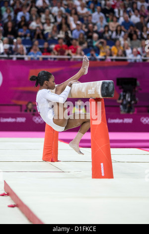 Gabrielle Douglas (USA) en compétition durant les Women's Poutre au final des Jeux Olympiques d'été de 2012, Londres, Angleterre. Banque D'Images