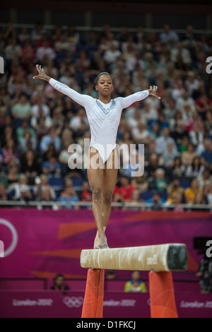 Gabrielle Douglas (USA) en compétition durant les Women's Poutre au final des Jeux Olympiques d'été de 2012, Londres, Angleterre. Banque D'Images