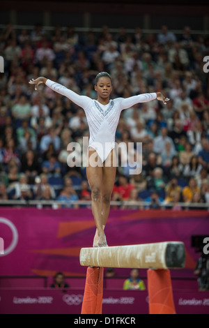 Gabrielle Douglas (USA) en compétition durant les Women's Poutre au final des Jeux Olympiques d'été de 2012, Londres, Angleterre. Banque D'Images