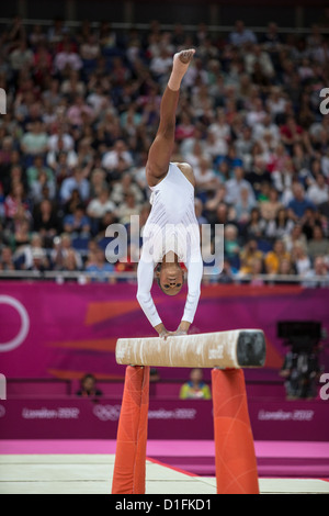 Gabrielle Douglas (USA) en compétition durant les Women's Poutre au final des Jeux Olympiques d'été de 2012, Londres, Angleterre. Banque D'Images