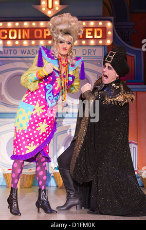 Lily Savage, aka Paul O'Grady stars comme la veuve Twankey dans la pantomime de Noël 'Aladdin' au théâtre d'O2, O2 Arena Banque D'Images