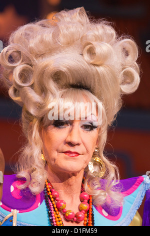 Lily Savage, aka Paul O'Grady stars comme la veuve Twankey dans la pantomime de Noël 'Aladdin' au théâtre d'O2, O2 Arena Banque D'Images