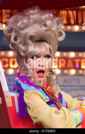 Lily Savage, aka Paul O'Grady stars comme la veuve Twankey dans la pantomime de Noël 'Aladdin' au théâtre d'O2, O2 Arena Banque D'Images