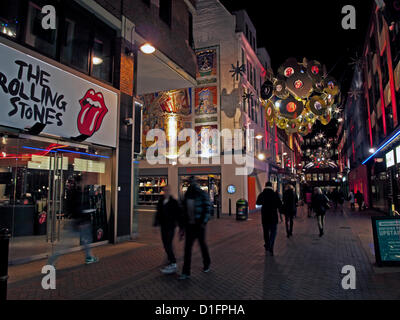 Les Rolling Stones de pop up shop in sur Carnaby Street, London, UK, le 18 décembre 2012, un espace qui va vendre des vêtements en édition limitée et imprime plus la bande de neuf Greatest Hits collection. Carnaby Street est célèbre pour son patrimoine musical ainsi que son patrimoine et la mode cette année, l'installation de Noël est une collaboration avec les Rolling Stones dans la célébration de leur 50e anniversaire. Banque D'Images