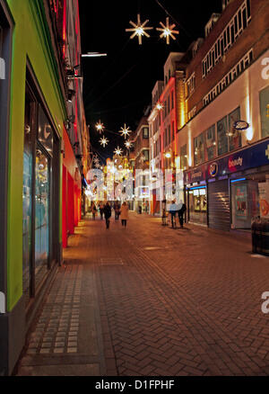 Décorations de Noël sur Carnaby Street, London, UK, le 18 décembre 2012. Carnaby Street est célèbre pour son patrimoine musical ainsi que son patrimoine et la mode cette année, l'installation de Noël est une collaboration avec les Rolling Stones dans la célébration de leur 50e anniversaire. Banque D'Images