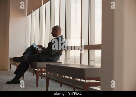 African American businessman using digital tablet Banque D'Images