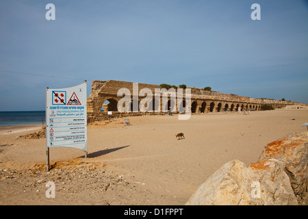 Vue d'ensemble de l'Aqueduc Romain à Césarée, en Israël Banque D'Images