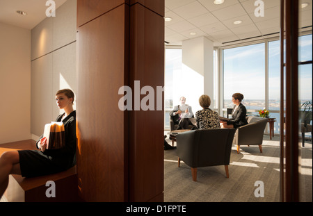 Caucasian businesswoman attendant à l'extérieur salle de réunion Banque D'Images