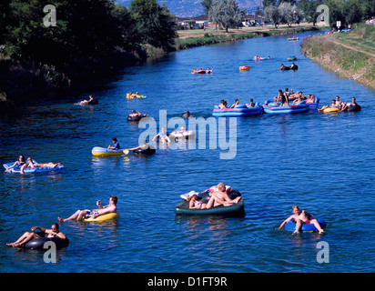 Penticton, BC, Sud de l'Okanagan, Colombie-Britannique, Canada - adolescents / Ados flottant sur le canal de la rivière Okanagan sur chaude journée d'été Banque D'Images