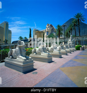 Las Vegas, Nevada, USA - Luxor Resort Hotel and Casino le long du Strip (Las Vegas Boulevard) - Sphinx égyptien, des statues dans Plaza Banque D'Images