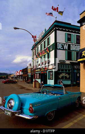 1956 Ford Thunderbird Convertible Classic vintage voiture garée à l'extérieur, de l'Hôtel Alaska Dawson Creek, BC, British Columbia, Canada Banque D'Images