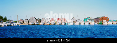 Malpeque Harbour, PEI, Prince Edward Island, Canada - Bateaux de pêche commerciale de poissons-appâts et bidonvilles (hangars), Vue Panoramique Banque D'Images