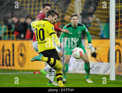 19.12.2012, Bundesliga allemande, tasse vs Borussia Dortmund Hanovre 96 5:1----- marqueur triple Mario Goetze (Götze) en face de Hannover gardien Ron-Robert Zieler Banque D'Images