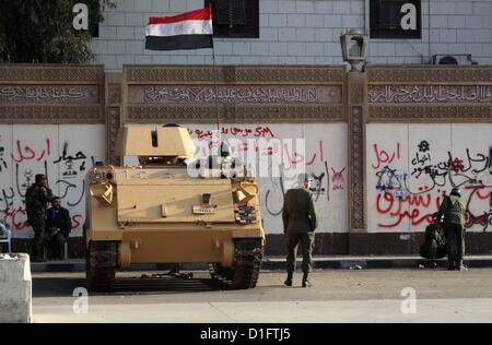 19 déc., 2012 - Le Caire, Le Caire, Égypte - Des soldats de l'armée égyptienne et des chars se tenir derrière les barbelés que des centaines de manifestants d'opposition d'arriver au Palais présidentiel au Caire le 19 décembre 2012, lors d'une manifestation contre le Président Mohammed Morsi et la deuxième ronde de l'organisation d'un référendum sur le projet de constitution. L'opposition de l'Egypte a lancé de nouvelles manifestations dans une ultime tentative de saborder un projet de constitution, poussé par ses partisans islamistes et Morsi (crédit Image : © Ashraf Amra/APA Images/ZUMAPRESS.com) Banque D'Images