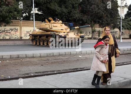 19 déc., 2012 - Le Caire, Le Caire, Égypte - égyptiens à pied passer le fil barricade comme soldats de l'armée égyptienne et la protection des réservoirs au Caire palais présidentiel le 19 décembre 2012. Les opposants du Président égyptien Mohamed Morsi ont manifesté au Caire le mardi contre un projet de constitution soutenu par les islamistes qui a divisé l'Égypte mais semble devoir être approuvée dans la deuxième moitié de ce week-end un référendum (crédit Image : © Ashraf Amra/APA Images/ZUMAPRESS.com) Banque D'Images