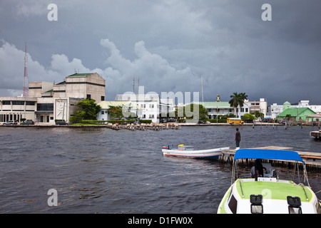 Autour du port comme une énorme tempête se déplace dans la ville de Belize. Banque D'Images