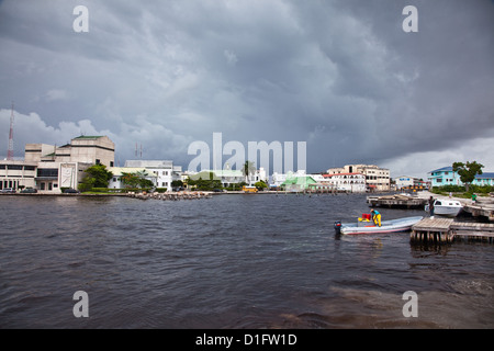 Autour du port comme une énorme tempête se déplace dans la ville de Belize. Banque D'Images