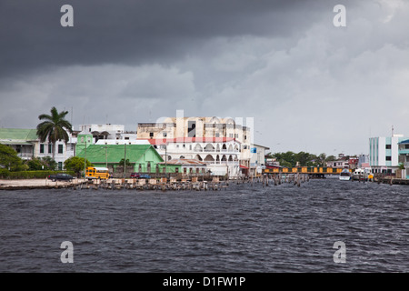 Autour du port comme une énorme tempête se déplace dans la ville de Belize. Banque D'Images