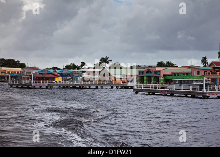 Autour du port comme une énorme tempête se déplace dans la ville de Belize. Banque D'Images