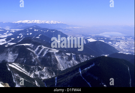 Vue de la Zapadne Tatry - Rohace du sommet de Velky Choc dans Chocske vrchy, la Slovaquie. Banque D'Images