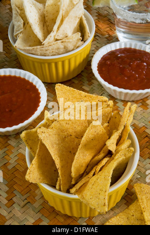 Nachos (Totopos) (croustilles) avec la sauce chili, la nourriture mexicaine, Mexique, Amérique du Nord Banque D'Images