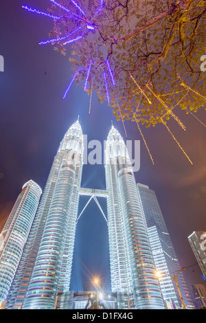 Low angle view of les tours jumelles Petronas, à Kuala Lumpur, Malaisie, Asie du Sud, Asie Banque D'Images