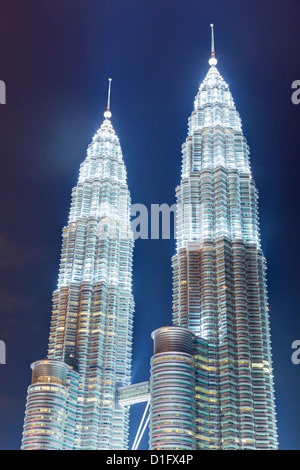 Low angle view of les tours jumelles Petronas, à Kuala Lumpur, Malaisie, Asie du Sud, Asie Banque D'Images