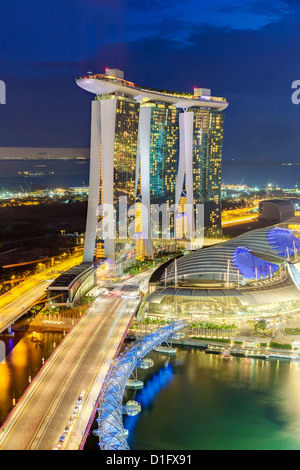 L'Helix Bridge et Marina Bay Sands Singapour la nuit, Marina Bay, à Singapour, en Asie du Sud-Est, l'Asie Banque D'Images