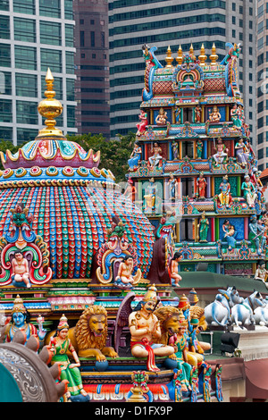 De près de l'Gopuram du Temple Sri Mariamman, un temple de style Dravidien dans Chinatown, à Singapour, en Asie du Sud-Est, l'Asie Banque D'Images