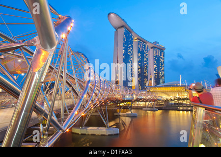 L'Helix Bridge et Marina Bay Sands, Marina Bay, à Singapour, en Asie du Sud-Est, l'Asie Banque D'Images