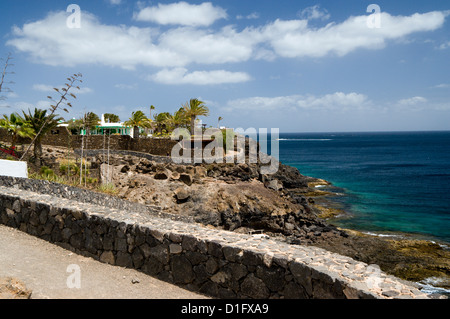 Sentier du littoral, entre Puerto Calero et Puerto Del Carmen, Lanzarote, îles Canaries, Espagne Banque D'Images