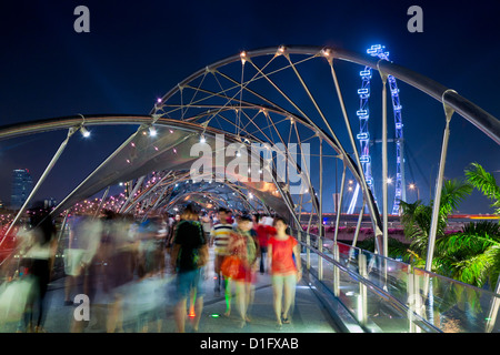 L'Helix bridge à Marina Bay et Singapore Flyer, Singapour, en Asie du Sud-Est, l'Asie Banque D'Images