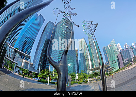 Le gratte-ciel du centre financier et des sculptures modernes, à Singapour, en Asie du Sud-Est, l'Asie Banque D'Images