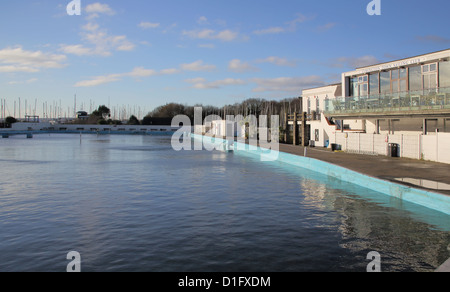 La piscine d'eau de mer construite en 1833 à Lymington sur la côte hampshire Banque D'Images