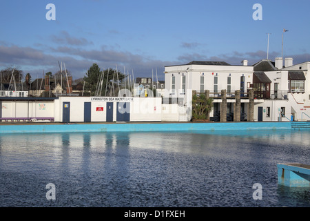 La piscine d'eau de mer construite en 1833 à Lymington sur la côte hampshire Banque D'Images