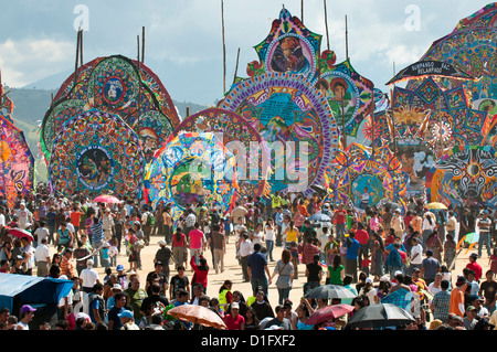 Le Jour des Morts les kites (barriletes) Cérémonie en cimetière de Sumpango, Guatemala, Amérique Centrale Banque D'Images