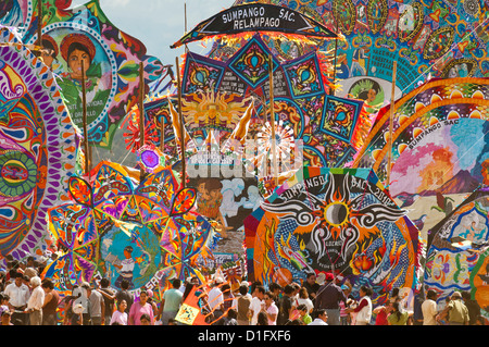 Le Jour des Morts les kites (barriletes) Cérémonie en cimetière de Sumpango, Guatemala, Amérique Centrale Banque D'Images