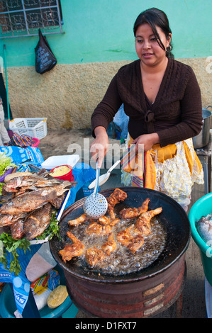 Pollo Campero (poulet frit) dans le marché à Santiago Sacatepequez, Guatemala, Amérique Centrale Banque D'Images