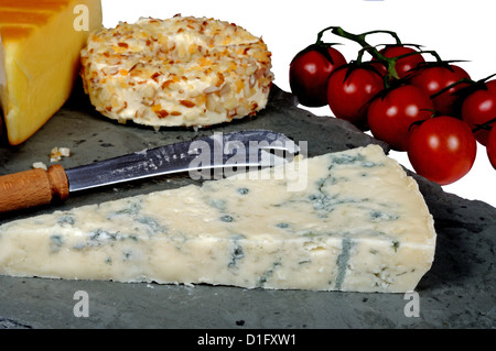 Sélection de fromages. Gorgonzola italien, danois et doux cheddar fumé irlandais. Banque D'Images