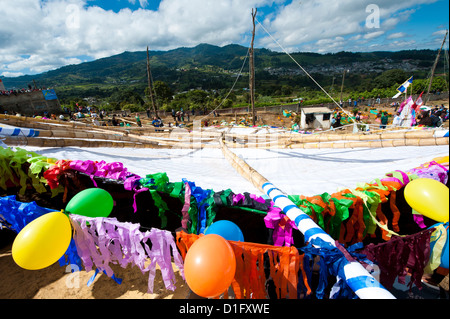 Le Jour des Morts les kites (barriletes) dans cimetière à Santiago Sacatepequez, Guatemala, Amérique Centrale Banque D'Images