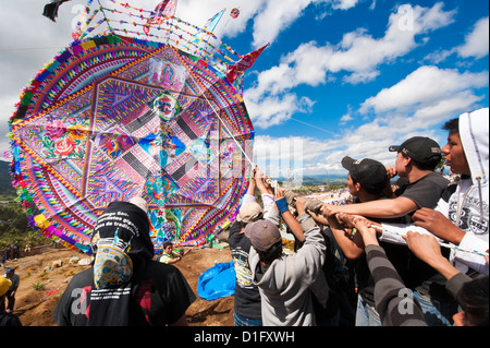 Le Jour des Morts les kites (barriletes) dans cimetière à Santiago Sacatepequez, Guatemala, Amérique Centrale Banque D'Images