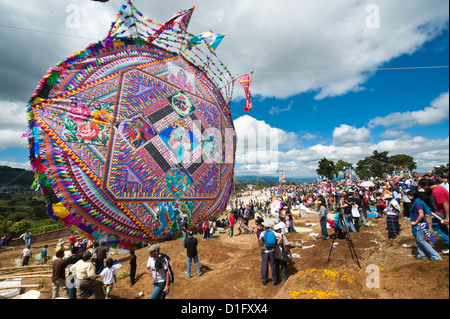 Le Jour des Morts les kites (barriletes) dans cimetière à Santiago Sacatepequez, Guatemala, Amérique Centrale Banque D'Images