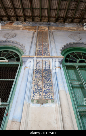 Script islamique peint sur le mur de la mosquée voûté Hugli Imambara, sur la rive de la rivière Hugli, Bengale occidental, Inde Banque D'Images